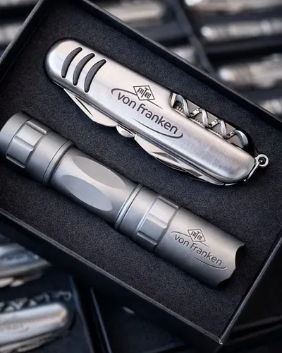 Multiherramienta y linterna Von Franken en estuche metálico de regalo