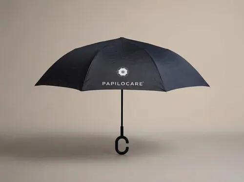 Paraguas negro plegable con logo Papilocare y mango en forma de C
