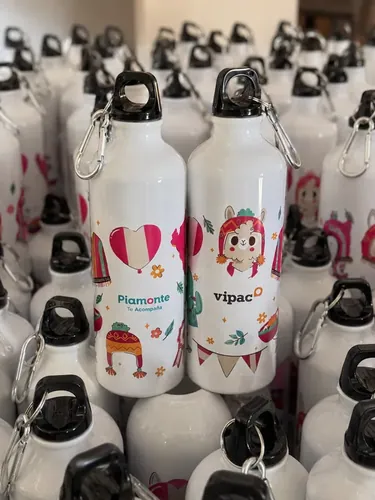 Botellas de aluminio ilustradas con personajes de Piamonte y Vipac