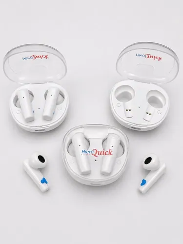 Auriculares inalámbricos blancos con sus estuches personalizados con el logo de HierroQuick